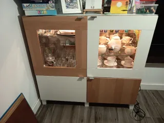 Mueble salón modular con vitrina IKEA Besta