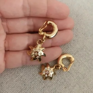 Pendientes chapados en oro con estrellas