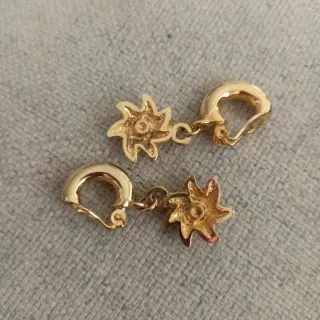 Pendientes chapados en oro con estrellas