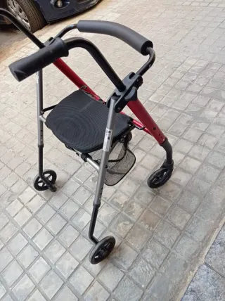 Andador con asiento y cesta
