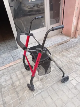 Andador con asiento y cesta