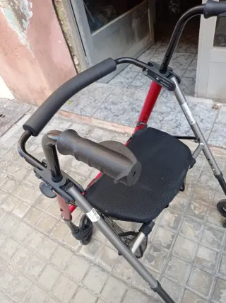 Andador con asiento y cesta