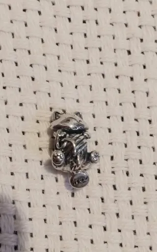 Charm gato plata ovillo lana