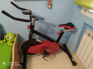 Bicicleta Estática Negra y Roja