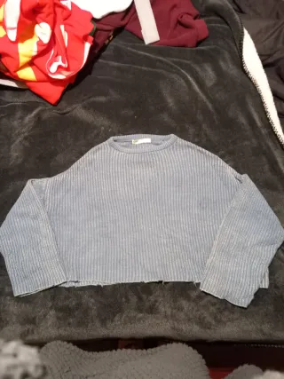 Camisola azul deslavada curta