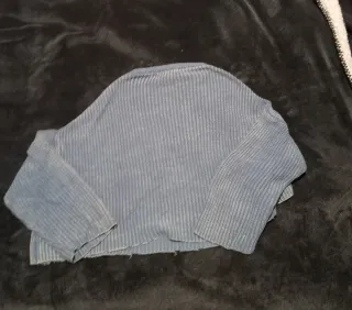 Camisola azul deslavada curta