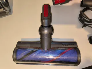 Dyson V10 con accessori