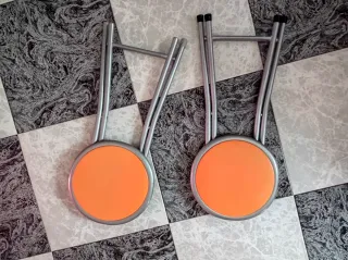 Taburetes metálicos naranjas (2 unidades)