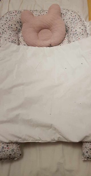 Ninho de bebé rosa com laço