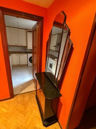 Recibidor de madera y cristal