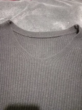 Camisola malha decote V preta