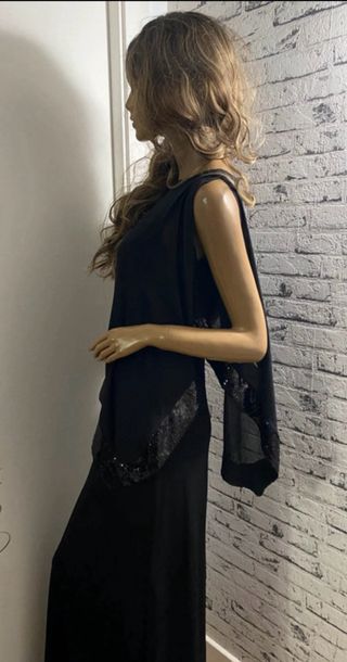 Elegante vestido negro con capa
