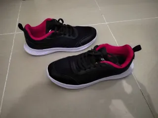 Zapatillas deportivas negras y rosas