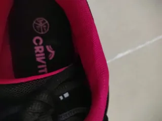 Zapatillas deportivas negras y rosas