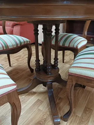 Mesa extensible y 4 sillas