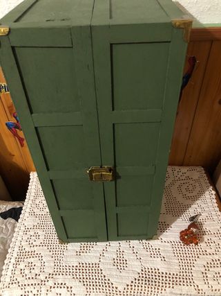 Muñeca con armario y accesorios