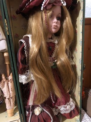Muñeca con armario y accesorios