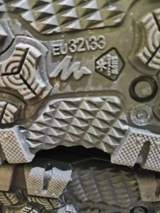 Traje de nieve morado con botas