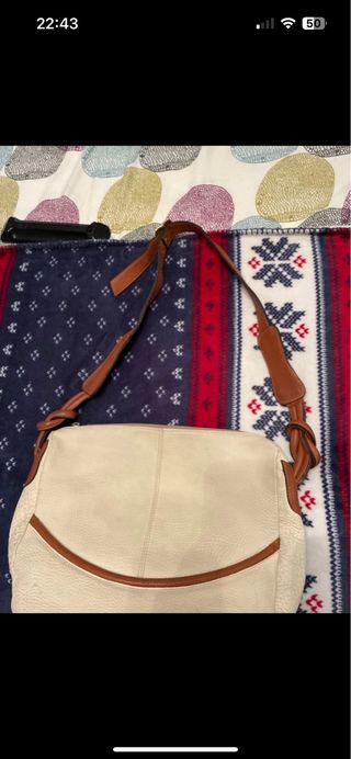 Bolso de piel beige y marrón