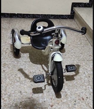 Triciclo blanco y cromado
