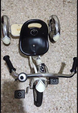 Triciclo blanco y cromado