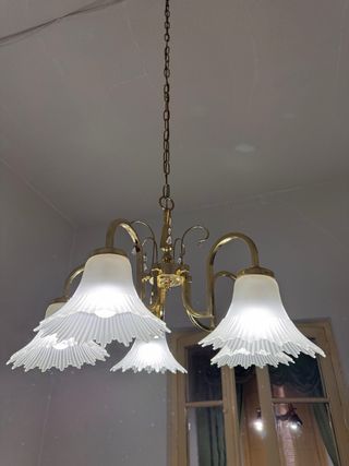 Lámpara de techo dorada y cristal