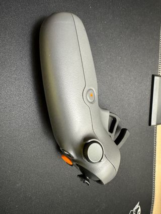 Control DJI gris y naranja