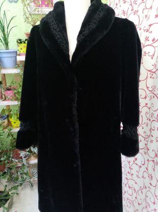 Abrigo pelo sintético negro talla 40