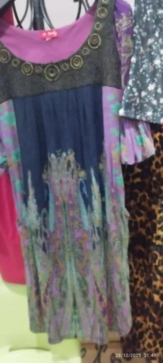 Vestido estampado floral negro y rosa