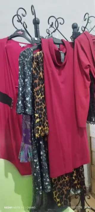 Vestido estampado floral negro y rosa