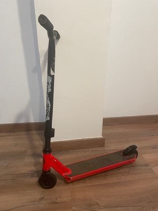 Patinete rojo y negro