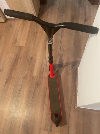 Patinete rojo y negro