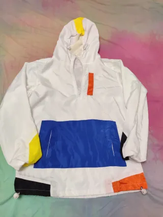 Sudadera con capucha blanca y detalles