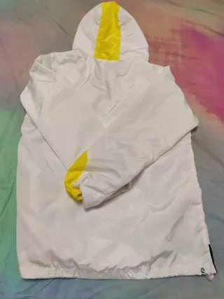 Sudadera con capucha blanca y detalles