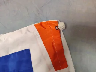 Sudadera con capucha blanca y detalles