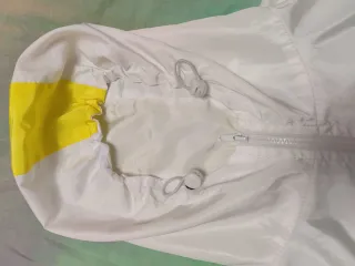 Sudadera con capucha blanca y detalles