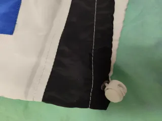 Sudadera con capucha blanca y detalles