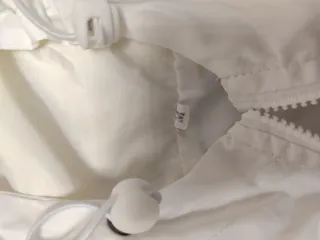 Sudadera con capucha blanca y detalles