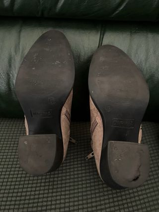 Botines Beige con Tachuelas Plateadas. Talla 36