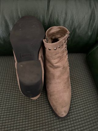 Botines Beige con Tachuelas Plateadas. Talla 36