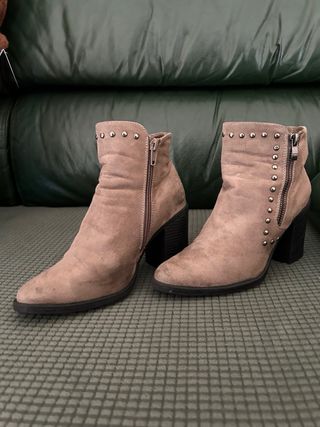 Botines Beige con Tachuelas Plateadas. Talla 36