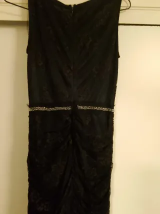 Vestido negro de fiesta con pedrería .Azul Marino