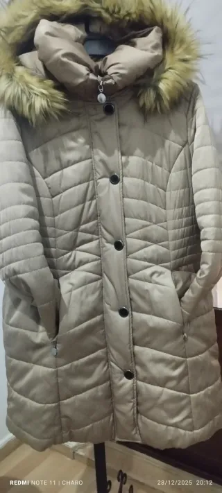 Abrigo acolchado beige con capucha