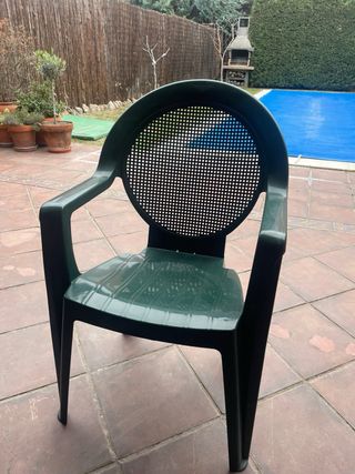 Mesa y 5 sillas de jardín