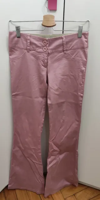Pantalón rosa de vestir ajustado y acampanado