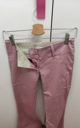 Pantalón rosa de vestir ajustado y acampanado