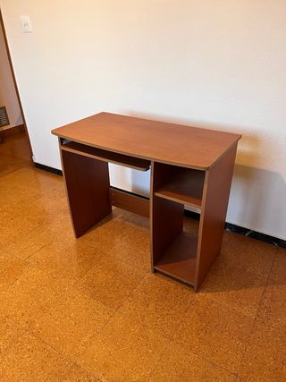 Escritorio compacto de madera