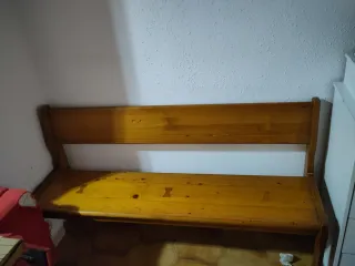 Mesa con  2 bancos y 2 taburetes, de madera