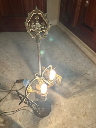 Lámpara de mesa dorada con detalles