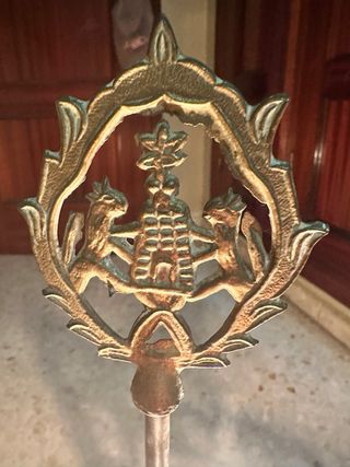 Lámpara de mesa dorada con detalles